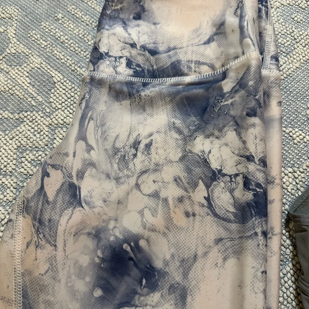 LOT of 2 - LULULEMON top sz 4 and 2 Bird leggings sz S